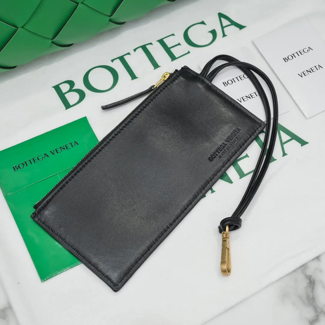 MAXI CABAT tote handbag 😎 ✧Bottega veneta.͙Hand-woven has its own characteristics, the original lambskin 🐑I really like their craftsmanship. Whether it is a bright bright color or a low-key dark color, it looks very textured when you pick it up. It seems that all colors can be made to look good, and it is also very convenient for daily wear. It is a classic and fashionable must-have. If you like it, hurry up ؔʶ̷ ˡ̲̮ ؔʶ̷✧ Size: 33*23*12, model number [9891#]